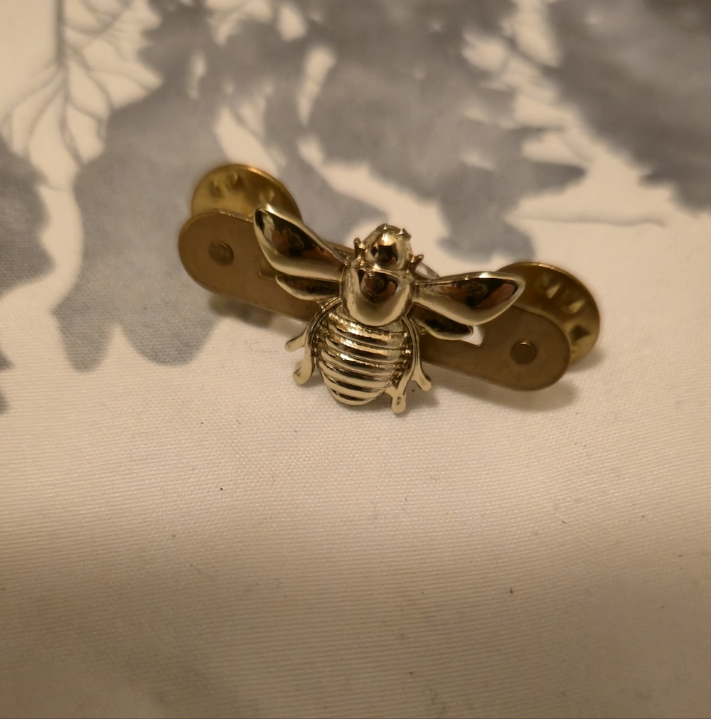 🛍 Gold Toned Handmade Bee Pin Brooch